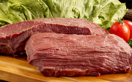 AQ2　宍粟の  シカ肉　背ロース  400g ・  もも肉  （しんたま）200ｇ【 鹿肉 シカ肉 ジビエ ロース 背ロース もも 赤身 高たんぱく 急速冷凍 冷凍 兵庫県 宍粟市 】