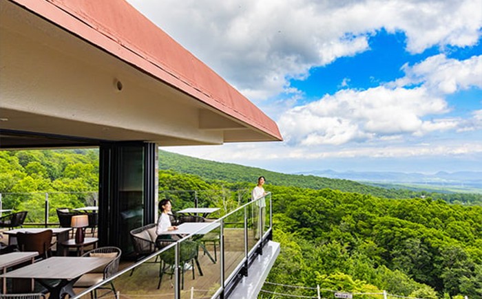 2525年7月にオープンした「テラス＆ダイニング　岩手山」から眺める絶景をご覧ください！