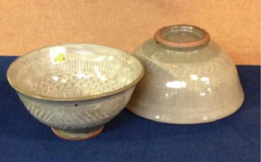 
            三島産大房 氏暦手飯茶碗大小 ペア 陶器 手作り の 逸品 おしゃれ 和風 工芸美 贈答用 プレゼント 茶碗 お皿
          