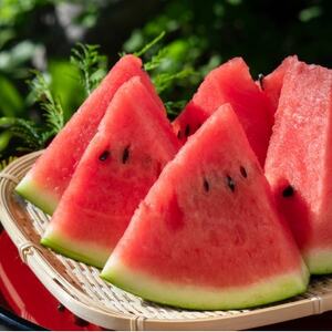 【2026年6月上旬から順次発送】今帰仁村のお試しスイカ1玉＆パッションフルーツ4玉【配送不可地域：離島】【1702338】