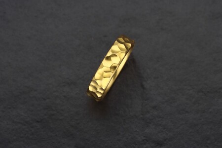 純金（24金）鍛造リング　槌目デザイン幅5.0ｍｍ　9000361072