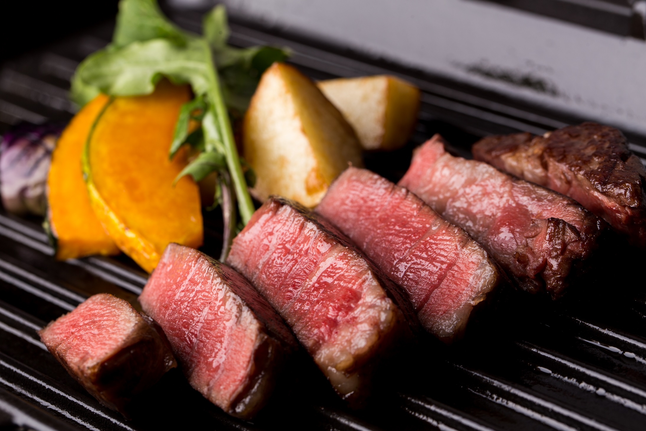 
            鳥取和牛オレイン55 希少部位のステーキ 3枚（計300g）
          