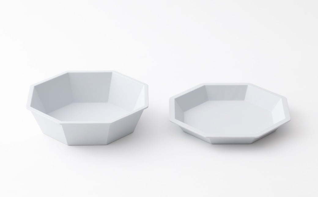 マットな質感で落ち着いたライトグレーの色味は盛り付ける料理を選びません。プレートとボールのセットは日々の食卓を彩ります。