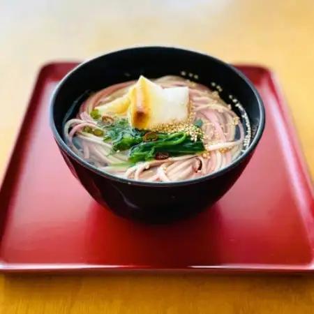 富山県砺波市　180年の技法を伝承した手延べ紅白うどん　柿里商店「縁のむすび8袋入つゆ付」意匠登録済【1707306】