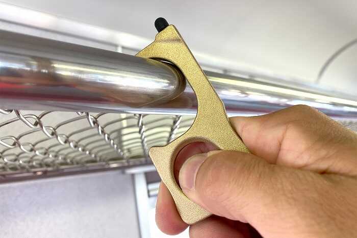 【ふるさと納税】鍛造アシストフック エコブラス（R）製 / アシストフック フック 感染対策 つり革 触らない タッチパネル 対応 携帯用 ドアオープナー 接触感染 接触予防 接触対策 非接触 衛生 衛生用品/ 亀山市 / 有限会社ギルドデザイン [AMAA007]