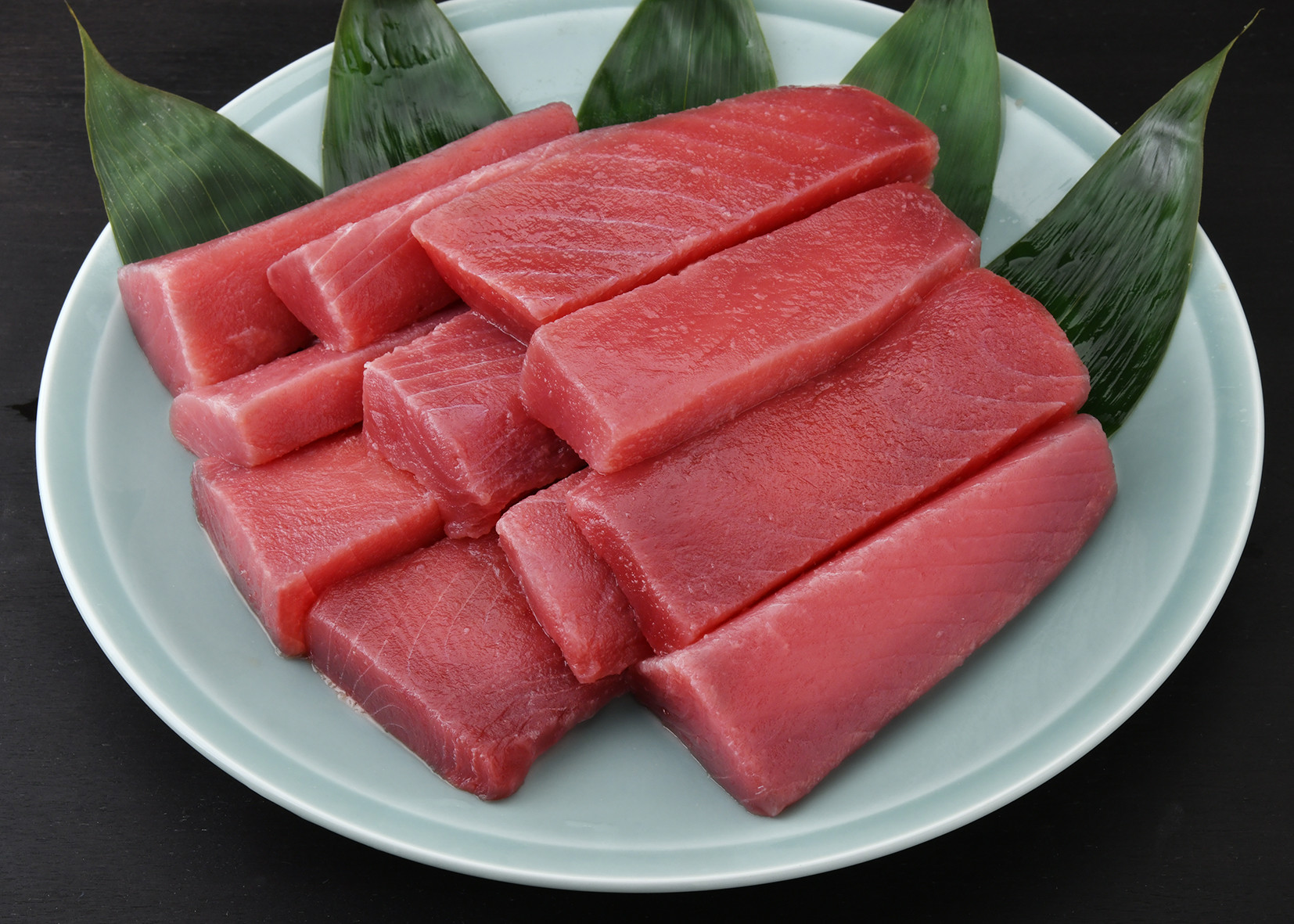 
            【三崎港直送！】これを選べば間違いなし！業務用 三崎の天然マグロ2kg　M063-003-02
          