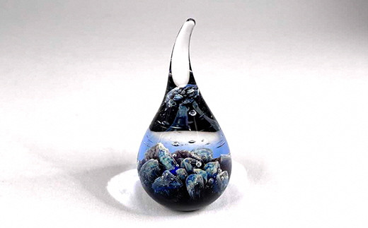 深海のリングスタンド ガラス工芸 指輪置き 内原野陶芸館 銀箔 銀窯変 青色 ディスプレイ 紛失防止 ベッドサイド 水まわり 世界に一つ 岡﨑壮 作家 太平洋 高知 ギフト プレゼント インテリア 工芸品 幅 32mm 高さ 62mm 安芸市 高知県