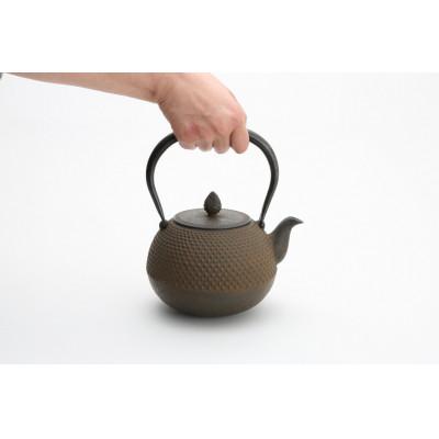 ふるさと納税 奥州市 南部鉄器　鉄瓶　丸形アラレ 1.5L 【伝統工芸士 菊池　真吾 作】 伝統工芸品 [Y0096] |  | 01