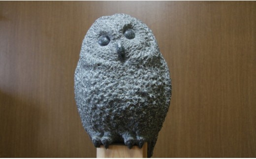 石の彫刻　緑石のフクロウ