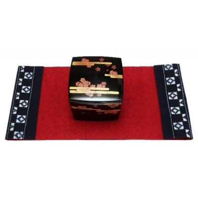 ふるさと納税 久留米市 久留米絣テーブルセンター(フクロウ)(裏面:黒ネップ入り赤無地) |  | 01