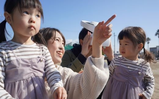 あんなに高く飛んでる！