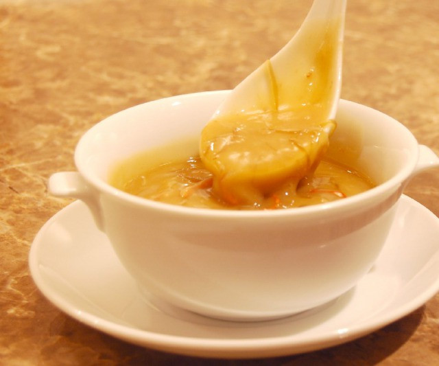 ふわっととろけるフカヒレの食感！濃厚な白湯スープをお楽しみください！