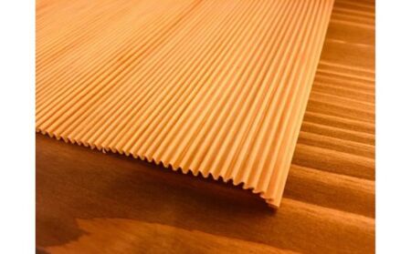 ぬくもりに包まれる西川材ランプ（のびる木 シェード使用） 四角 筒：スギ