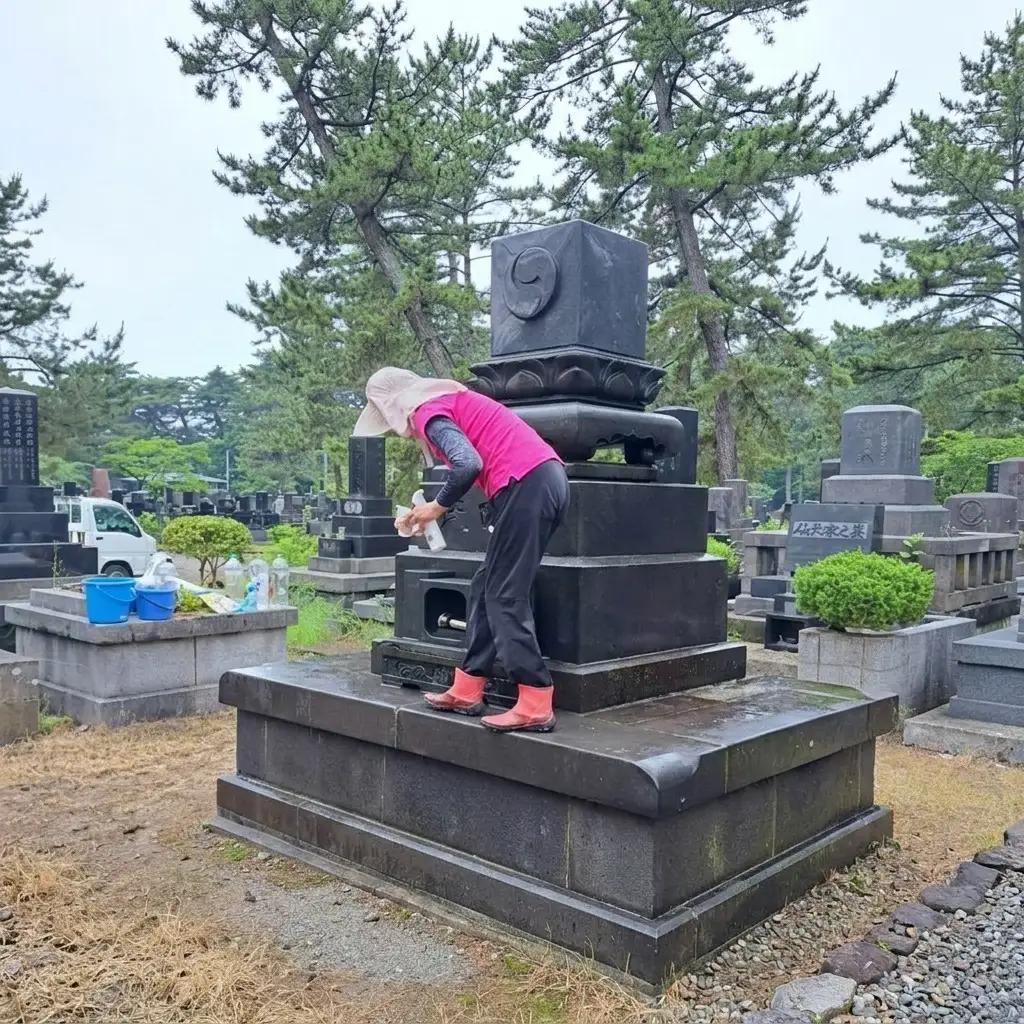 秋田県 能代市 お墓の洗浄と周辺の草取りパック　遠く離れたふるさとに帰省できない方に代わって、ご先祖様の墓地を洗浄し、草取りをします。※対象地域：能代市  お墓 洗浄 草取りお墓参り お盆 お彼岸 ご