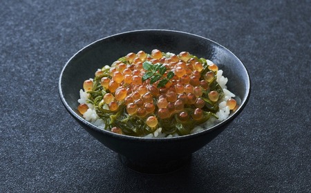 【今日の逸品】けせんの海 一膳 いくらめかぶ 70g×1個 【 ご飯のお供 おつまみ カップ 小分け 海鮮 】