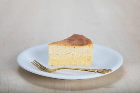 シルキーチーズ 1ホール(直径約15cm) 8カット【冷凍チーズケーキ個包装 スウィーツ ケーキ 烏骨鶏 烏骨鶏卵 香川県 さぬき市】
