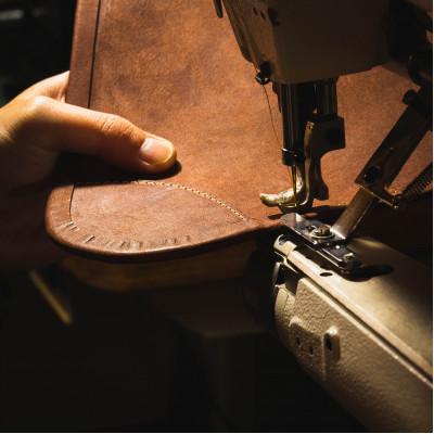 ふるさと納税 大野町 【お申込み受付後生産】革と木のハンティングチェア(ロータイプ):グレー |  | 02