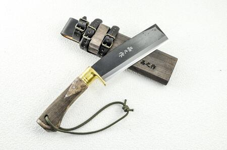曲がり焚き火鉈 黒両刃 真鍮ツバ輪 柄角度標準型 | ナイフ キャンプ 狩猟 刃物 南国市