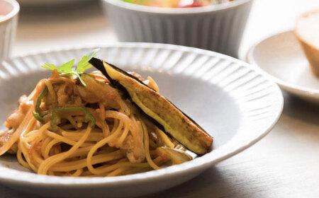 【美濃焼/みずなみ焼】 シックな 北欧風食器 しのぎカレーパスタ皿 2枚セット くすみグレー 瑞浪市 / 山喜製陶 プレート カレー皿 食器 [AZCP001]