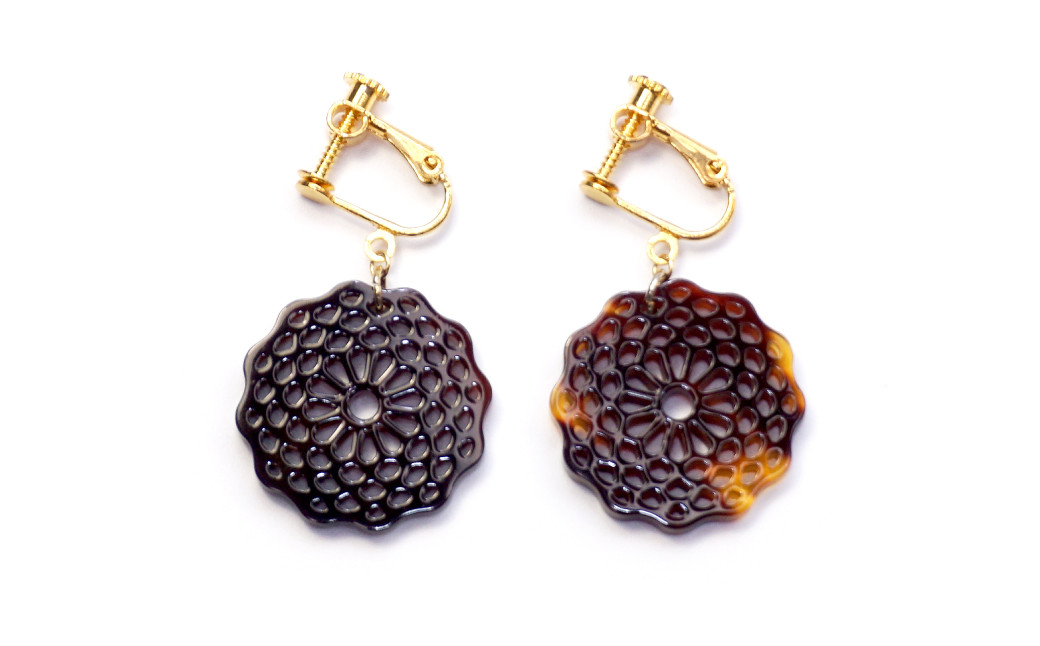 
            【べっ甲】菊花模様・小輪 イヤリング ／ アクセサリー 耳飾り 花 鼈甲 べっこう 長崎県
          