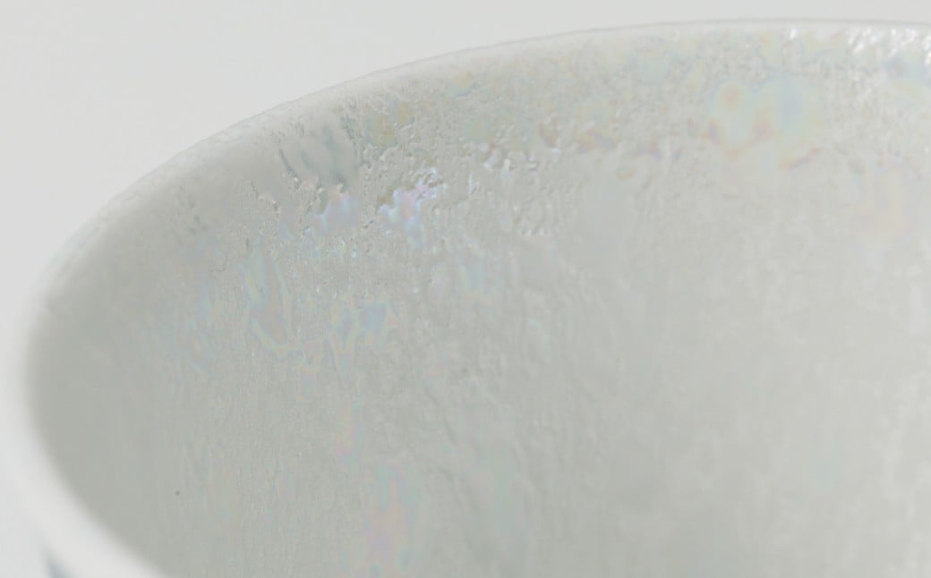 虹彩磁の器は光の当たり具合でキラキラと光ります