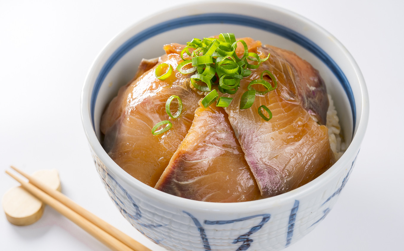 元祖「まぐろのど旨い漬け」と同じ、醤油とみりんベースに
ブリによく合うゴマの風味とコクをプラスしました！