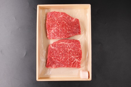 特選近江牛　赤身ステーキ【200ｇ×２枚】黒毛和牛 切り落し 和牛 国産 近江牛 ブランド牛 三大和牛 牛肉 冷凍 贈り物 ギフト プレゼント 黒毛和牛 B-C04　株式会社びわこフード(近江牛専門店