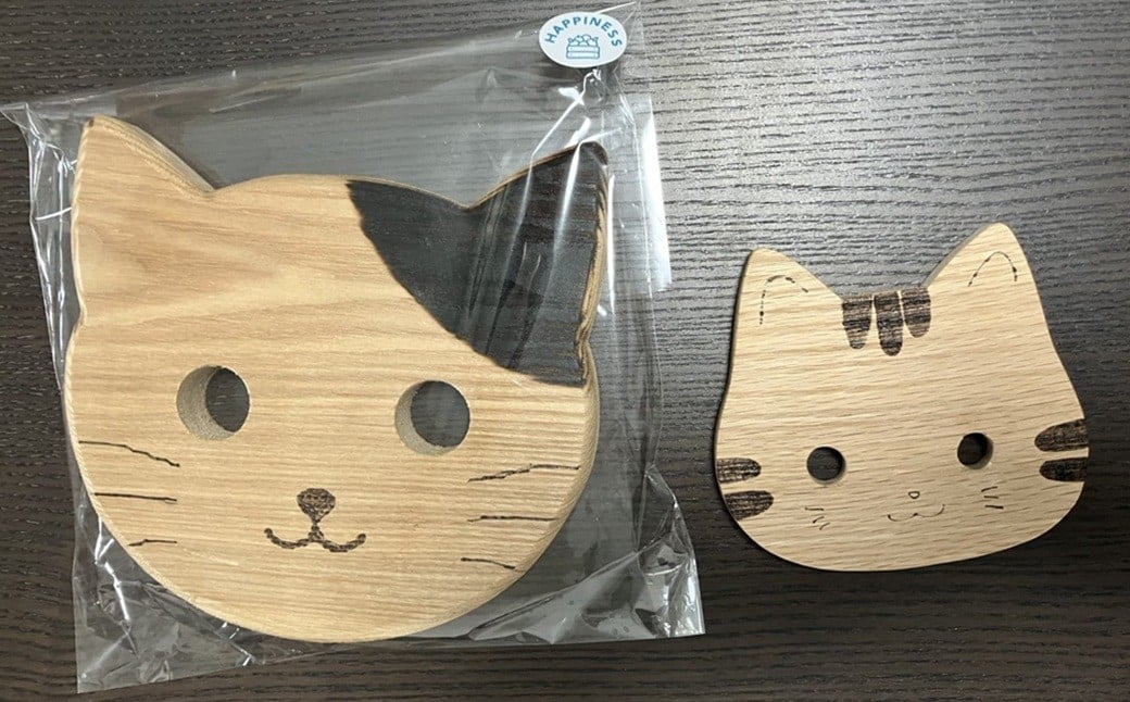 
                  【セット】木製コースターと鍋敷き　 「ニャンコ」（鍋敷き1枚、コースター2枚）
                