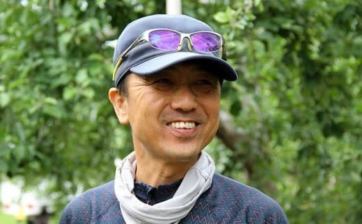 日光を均一に当てる摘果で、甘くジューシーなりんごが育ちます。