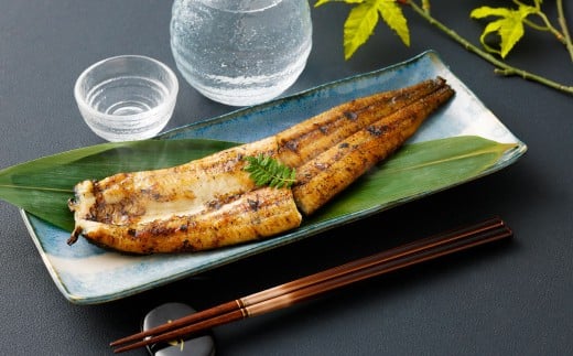 ＜職人手焼き九州産うなぎ 白焼き2尾（4切れ）計260g前後＞翌月末迄に順次出荷