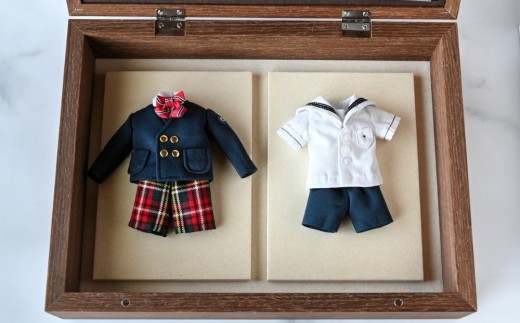 
                  制服リメイク ボックスフレーム（2着アレンジ）| 学生服 制服 リメイク 幼稚園 小学校 中学校 高校 学生服 ミニチュア ミニチュア制服 ギフト プレゼント メモリアル 職人 手作業 再現 お部屋 インテリア 学ラン セーラー服 ブレザー
                