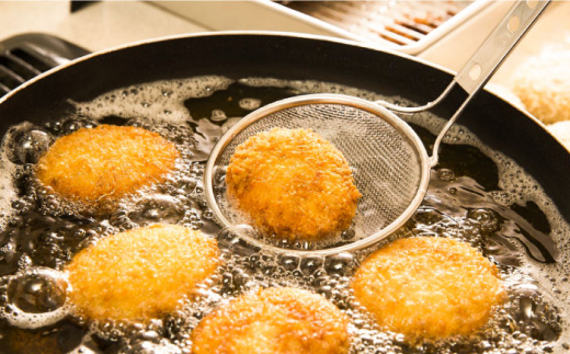 【全3回定期便】チキンクリームコロッケ 40個 2.2kg クリームコロッケ ころっけ 冷凍 揚げ物 惣菜 コロッケ 横須賀 マルシン 揚げるだけ 簡単 便利な 小分け 【有限会社丸伸商事】 [AKF