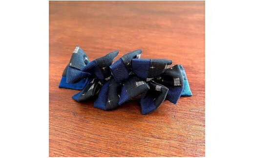 【ふるさと納税】大島紬ひらひらバレッタ瑠璃カケス ブルー 数量限定 バレッタ 大島紬 瑠璃カケス ギフトBOX入り 絹 シルク 金具 真鍮 髪留め ヘアアクセサリー レディース ファッション 可愛い かわいい おしゃれ 手作り 小物 プレゼント 贈答 ギフト 伝統工芸 鹿児島 奄美