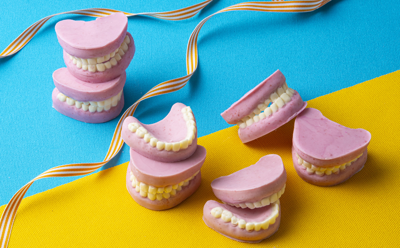 ハロウィン・バレンタインデーチョコレートのニューウェーブ。あなたと一緒にいればー「入れ歯チョコレート」（5個セット）ハロウィンの仮装に。バレンタインデーのサプライズに。【チョコ チョコレート サプライ