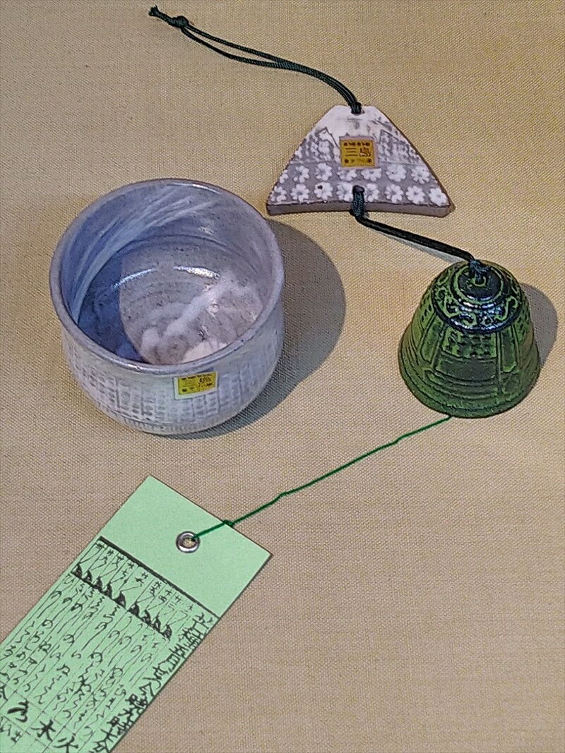 【ふるさと納税】 三島産 三島暦 手風鈴 くつろぎ セットA 陶器 手作り 逸品 おしゃれ 和風 工芸美 贈答用 プレゼント 風鈴 コップ 湯呑 伝統工芸 夏 風鈴全体長約52cm 口径約7cm 高さ約5cm 三島市 静岡県
