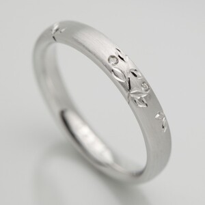 イキイキと伸びる樹が彫り込まれたプラチナダイヤリング FRU043L