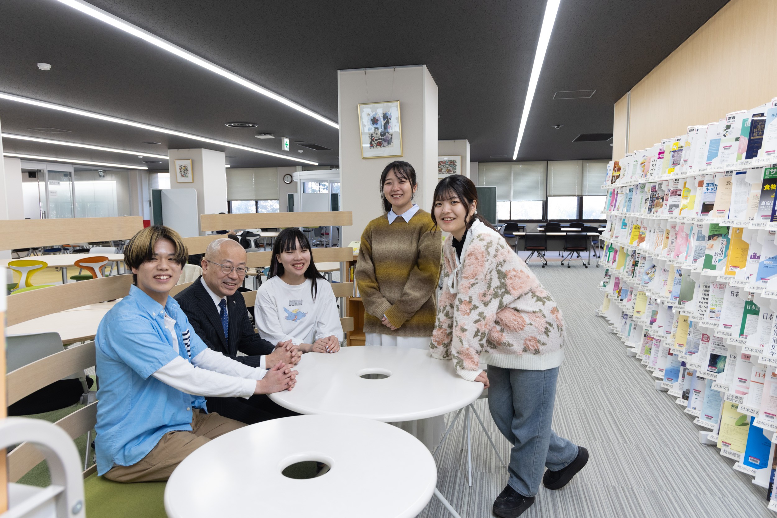 約37万冊の図書、5,200種余の雑誌を所蔵する附属図書館。２階フロアは広々とした学習スペースとなっています。