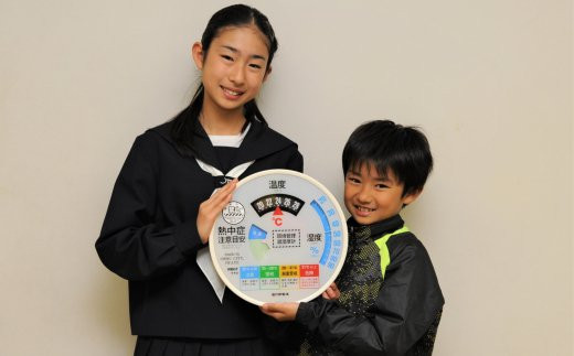 
【奥州市内教育施設に温湿度計を寄贈】子どもたちがひと目でわかる熱中症注意目安付き温湿度計　TM-2486W
