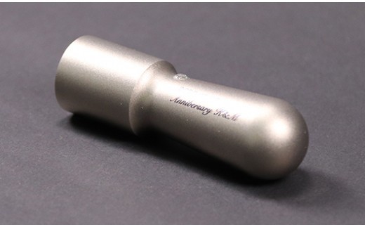 老舗ハンコメーカープロデュース。アニバーサリーチタンHANKO。（天丸型15×60㎜）記念日＆イニシャル（ローマ字印刷）可能。カシオペアピンク　鈴木屋印材店[5839-9121]