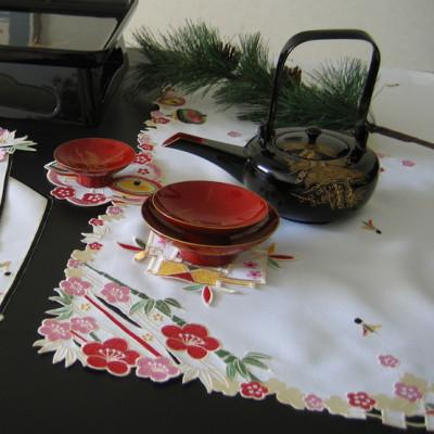 ふるさと納税 直方市 迎春を彩る和モチーフ刺繍コースター羽子板柄 美しいお正月インテリア |  | 01