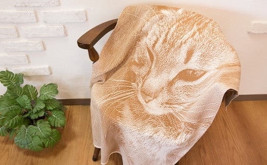 愛らしいペットの姿を編み込んだひざかけ（あみものアートDUO）。