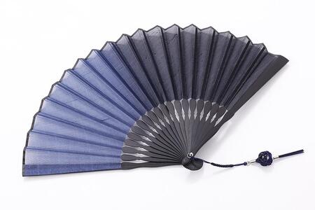 【伊と幸】《白生地の老舗が贈る》霞扇-かすみおうぎ-（紺ぼかし染）