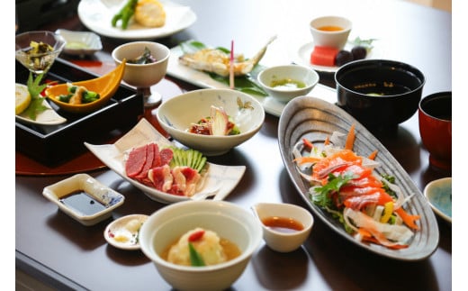 【杖立温泉】旅館かねいし ペア宿泊券 木の温もりの和洋室（1泊2食）