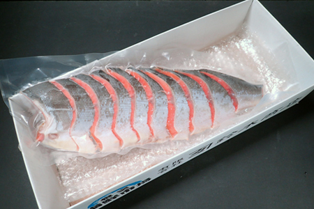 ＜12月8日決済分まで年内配送＞根室海鮮市場＜直送＞天然甘塩紅鮭半身(半身真空・切り身加工済み) G-28056