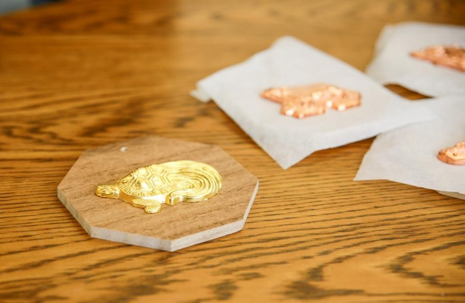 
                  金箔押し 体験 工房 見学 3名 体験チケット 2時間 午後 予約制 職人 工房 見学 観光 彦根仏壇 伝統 工芸 金箔 夏休み 家族 友人 ペア チケット 体験券 滋賀 彦根
                