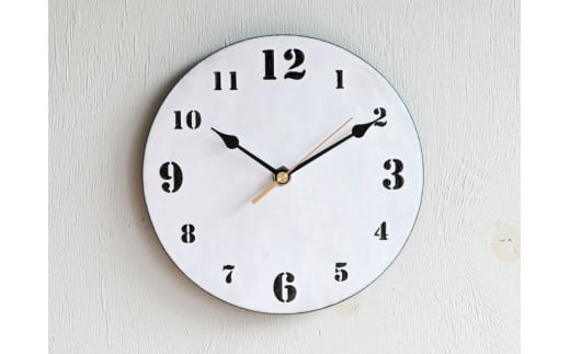 壁掛け時計 白地×黒色 文字盤Ｍ  | 時計 壁掛け 七宝 七宝焼き 装飾 インテリア シンプル シック デザイン 陶器 作家 電池付き アナログ クリスマス 入学祝い 結婚記念日 記念日 お祝い 誕生日 ギフト 作家 作品 手づくり Kenichi Kondo 埼玉県 北本市