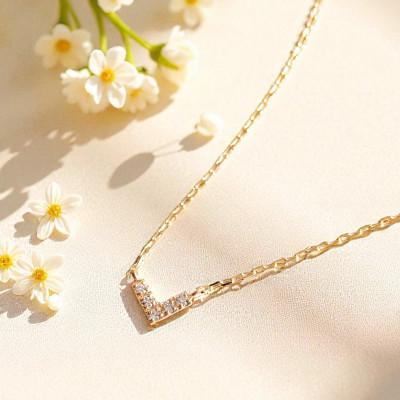 ふるさと納税 大津市 【18金イエローゴールド】人気 V型 ダイヤモンドネックレス 上品な煌めき 上質なデザインジュエリー |  | 01