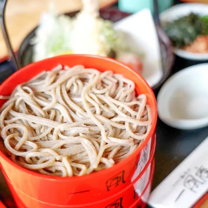 自家製粉手打ち急速冷凍生そば　7人前【生そば 7人前 そばつゆ付き セット 蕎麦 玄そば 出雲そば そば 国産 無添加 手打ち 打ち立て 冷凍配送 自家製 石臼挽き こだわり 人気 生麺 麺類 和食 食品 健康 美容 】