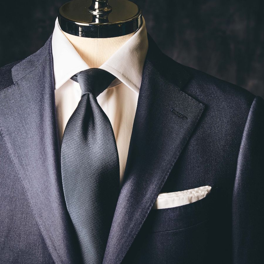 これさえあれば安心の幅広い場面に使えるネイビースーツお仕立券