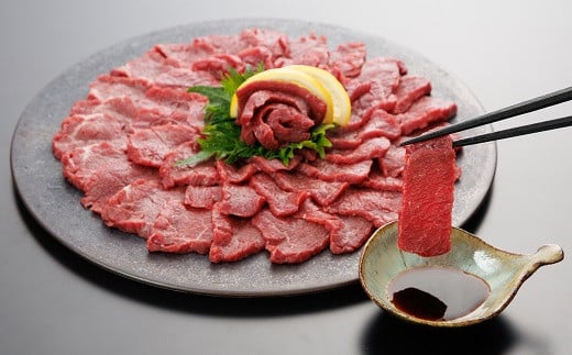 
            上赤身馬刺し200ｇ【専用醤油付き150ml×1本】
          